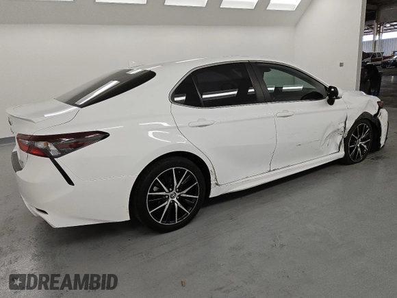 2022 Toyota Camry SE z VIN 4T1G11AKXNU630931, wystawiony jako Copart lot #82355254 z przebiegiem 34 943 mil mil oraz Czysty tytuł • Clean title. Historia ofert i sprzedaży dostępna na DreamBid. Obrazek 3.