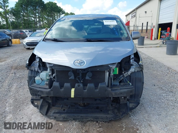 2017 Toyota Sienna LE Auto Access Seat z VIN 5TDKZ3DC9HS791965, wystawiony jako IAAI lot #42624689 z przebiegiem 88 383 mil mil oraz . Historia ofert i sprzedaży dostępna na DreamBid. Obrazek 13.