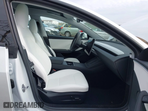 2025 Tesla Model 3 Long Range z VIN 5YJ3E1EB3SF899746, wystawiony jako IAAI lot #41678122 z przebiegiem 2 249 mil mil oraz . Historia ofert i sprzedaży dostępna na DreamBid. Obrazek 5.
