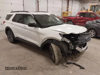 2022 Ford Explorer XLT z VIN 1FMSK8DH6NGB96375, wystawiony jako IAAI lot #41963547 z przebiegiem 54 492 mil mil oraz . Historia ofert i sprzedaży dostępna na DreamBid. Obrazek 1.