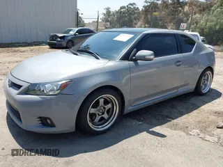2012 Scion tC z VIN JTKJF5C71C3023274, wystawiony jako IAAI lot #42201270 z przebiegiem 225 683 mil mil oraz . Historia ofert i sprzedaży dostępna na DreamBid. Obrazek 2.