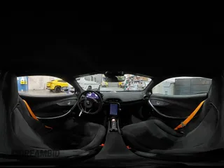 2025 McLaren Artura z VIN SBM16BEA4SW002969, wystawiony jako Copart lot #48354735 z przebiegiem 882 mil mil oraz Szkody całkowita. Historia ofert i sprzedaży dostępna na DreamBid. Obrazek 12.