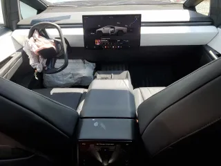 2024 Tesla Cybertruck z VIN 7G2CEHEDXRA015316, wystawiony jako Copart lot #64463034 z przebiegiem 1818 mil mil oraz Szkody całkowita. Historia ofert i sprzedaży dostępna na DreamBid. Obrazek 8.