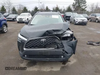2023 Toyota Corolla Cross XLE z VIN 7MUDAABG8PV071006, wystawiony jako IAAI lot #41845752 z przebiegiem 33 398 mil mil oraz . Historia ofert i sprzedaży dostępna na DreamBid. Obrazek 12.