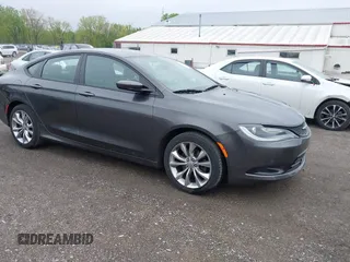 2015 Chrysler 200 S z VIN 1C3CCCBB4FN665309, wystawiony jako IAAI lot #42163222 z przebiegiem 100 806 mil mil oraz . Historia ofert i sprzedaży dostępna na DreamBid. Obrazek 1.