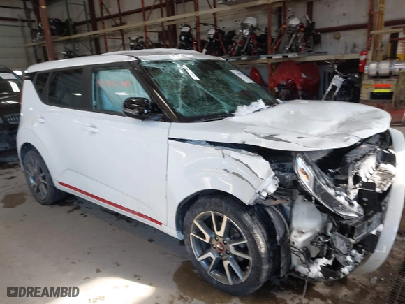 2020 Kia Soul GT-Line with VIN KNDJ63AU7L7028962, listed as a IAAI auction lot 41405208 with 73,589 mi miles. Bid and sale history available at carsss.com. Image 1.