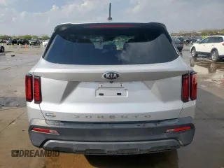 2021 Kia Sorento LX z VIN 5XYRG4LC3MG056711, wystawiony jako Copart lot #50418085 z przebiegiem 98 133 mil mil oraz Czysty tytuł • Clean title. Historia ofert i sprzedaży dostępna na DreamBid. Obrazek 6.