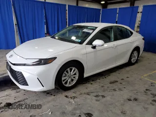 2025 Toyota Camry LE z VIN 4T1DAACK3SU093878, wystawiony jako Copart lot #58537315 z przebiegiem 7 640 mil mil oraz Czysty tytuł • Clean title. Historia ofert i sprzedaży dostępna na DreamBid. Obrazek 1.