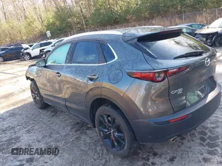 2025 Mazda CX-30 S Select Sport z VIN 3MVDMBBM4SM752011, wystawiony jako IAAI lot #41505023 z przebiegiem 1 601 mil mil oraz . Historia ofert i sprzedaży dostępna na DreamBid. Obrazek 3.