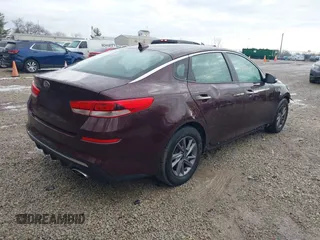 2020 Kia Optima LX z VIN 5XXGT4L33LG383504, wystawiony jako IAAI lot #41644910 z przebiegiem 70 227 mil mil oraz . Historia ofert i sprzedaży dostępna na DreamBid. Obrazek 4.