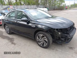 2020 Volkswagen Jetta SEL z VIN 3VWE57BU2LM081811, wystawiony jako IAAI lot #42134394 z przebiegiem 96 121 mil mil oraz . Historia ofert i sprzedaży dostępna na DreamBid. Obrazek 1.