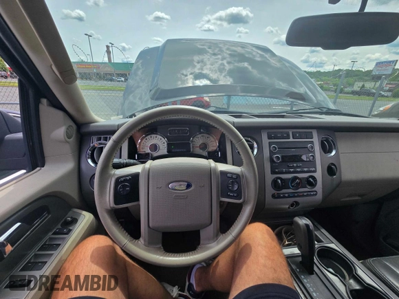 2013 Ford Expedition XLT z VIN 1FMJU1J51DEF17840, wystawiony jako Copart lot #59275185 z przebiegiem 128 479 mil mil oraz Czysty tytuł • Clean title. Historia ofert i sprzedaży dostępna na DreamBid. Obrazek 9.