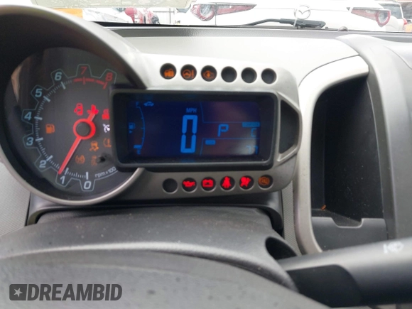 2014 Chevrolet Sonic LT z VIN 1G1JC5SH9E4159913, wystawiony jako IAAI lot #42253329 z przebiegiem 156 333 mil mil oraz . Historia ofert i sprzedaży dostępna na DreamBid. Obrazek 7.