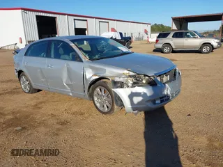 2005 Toyota Avalon XL z VIN 4T1BK36B95U044183, wystawiony jako IAAI lot #41237705 z przebiegiem Nie podano mil oraz . Historia ofert i sprzedaży dostępna na DreamBid. Obrazek 1.