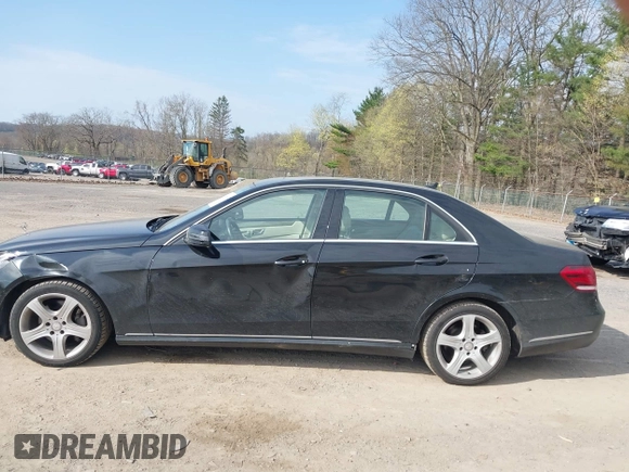 2014 Mercedes-Benz E E 350 Luxury with VIN WDDHF8JB2EA894977, listed as a IAAI auction lot 42065062 with 197,393 mi miles. Bid and sale history available at carsss.com. Image 14.