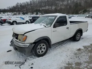 2000 Nissan Frontier XE z VIN 1N6DD21S7YC374033, wystawiony jako Copart lot #44978525 z przebiegiem 213 418 mil mil oraz Szkody całkowita. Historia ofert i sprzedaży dostępna na DreamBid. Obrazek 1.