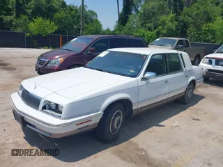 1993 Chrysler New Yorker z VIN 1C3XV66LXPD158485, wystawiony jako IAAI lot #42457031 z przebiegiem 87 441 mil mil oraz . Historia ofert i sprzedaży dostępna na DreamBid. Obrazek 2.