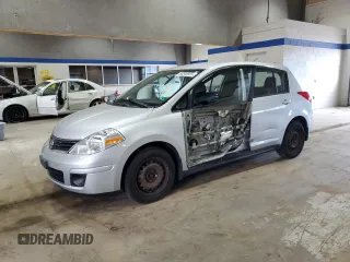 2011 Nissan Versa SL z VIN 3N1BC1CP6BL401026, wystawiony jako Copart lot #56546655 z przebiegiem 165 242 mil mil oraz Szkody całkowita. Historia ofert i sprzedaży dostępna na DreamBid. Obrazek 1.