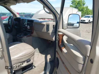 2006 Chevrolet Express Passenger z VIN 1GBFG15T161127863, wystawiony jako IAAI lot #42309370 z przebiegiem 220 524 mil mil oraz . Historia ofert i sprzedaży dostępna na DreamBid. Obrazek 5.