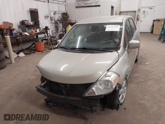 2008 Nissan Versa S z VIN 3N1BC11EX8L360197, wystawiony jako IAAI lot #41382985 z przebiegiem 79 656 mil mil oraz . Historia ofert i sprzedaży dostępna na DreamBid. Obrazek 2.