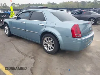 2008 Chrysler 300 C Hemi z VIN 2C3KA63HX8H335594, wystawiony jako IAAI lot #41907869 z przebiegiem Nie podano mil oraz . Historia ofert i sprzedaży dostępna na DreamBid. Obrazek 3.