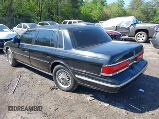 1992 Lincoln Continental with VIN 1LNLM9749NY670102, listed as a IAAI auction lot 41968015 with Not Provided miles and . Bid and sale history available at DreamBid. Image 3.