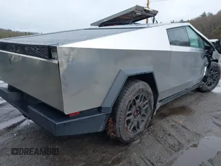 2024 Tesla Cybertruck Cyberbeast z VIN 7G2CEHEE6RA036818, wystawiony jako IAAI lot #41786789 z przebiegiem 5 478 mil mil oraz . Historia ofert i sprzedaży dostępna na DreamBid. Obrazek 4.