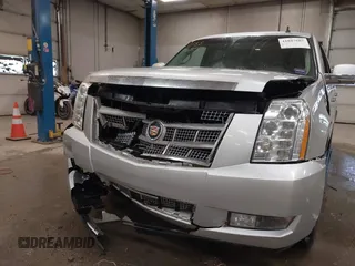2014 Cadillac Escalade Platinum z VIN 1GYS4DEF4ER220739, wystawiony jako IAAI lot #41887685 z przebiegiem 150 067 mil mil oraz . Historia ofert i sprzedaży dostępna na DreamBid. Obrazek 6.