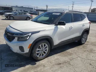 2024 Kia Seltos SX z VIN KNDETCA70R7600287, wystawiony jako Copart lot #49093815 z przebiegiem 7 160 mil mil oraz Szkoda całkowita • Salvage title. Historia ofert i sprzedaży dostępna na DreamBid. Obrazek 1.