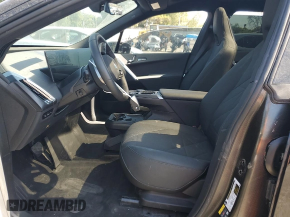 2025 BMW iX xDrive50 z VIN WB523CF02SCS06555, wystawiony jako Copart lot #55291115 z przebiegiem Nie podano mil oraz Szkoda całkowita • Salvage title. Historia ofert i sprzedaży dostępna na DreamBid. Obrazek 7.