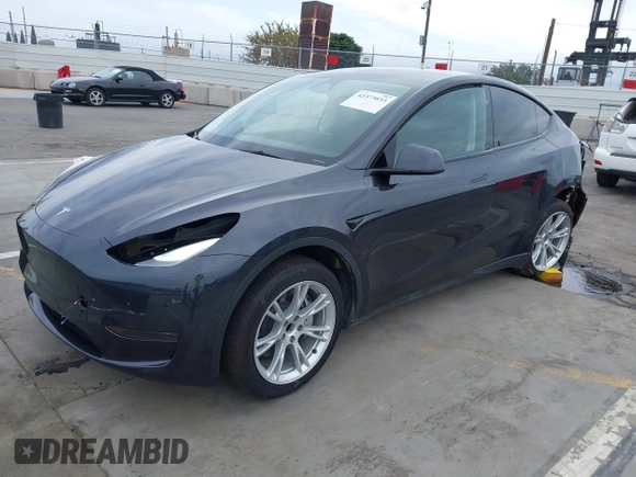 2024 Tesla Model Y z VIN 7SAYGDEDXRF032666, wystawiony jako IAAI lot #42373033 z przebiegiem 7 428 mil mil oraz . Historia ofert i sprzedaży dostępna na DreamBid. Obrazek 21.