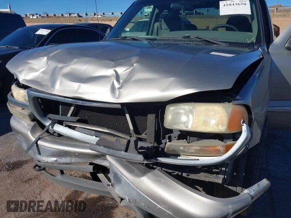 2000 GMC New Sierra 1500 SL with VIN 2GTEC19V6Y1136571, listed as a IAAI auction lot 41043650 with 206,367 mi miles. Bid and sale history available at carsss.com. Image 6.
