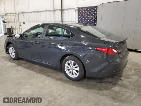 2025 Toyota Camry LE z VIN 4T1DBADK1SU004983, wystawiony jako Copart lot #57421665 z przebiegiem 8 122 mil mil oraz Czysty tytuł • Clean title. Historia ofert i sprzedaży dostępna na DreamBid. Obrazek 2.