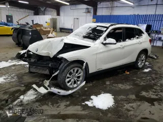 2014 BMW X1 xDrive28i with VIN WBAVL1C51EVY12411, listed as a Copart auction lot 44966055 with 76,462 mi miles and Salvage Title. Bid and sale history available at carsss.com. Image 1.