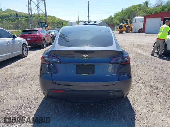 2023 Tesla Model Y Long Range z VIN 7SAYGDEE8PA191415, wystawiony jako IAAI lot #42155577 z przebiegiem 42 149 mil mil oraz . Historia ofert i sprzedaży dostępna na DreamBid. Obrazek 17.
