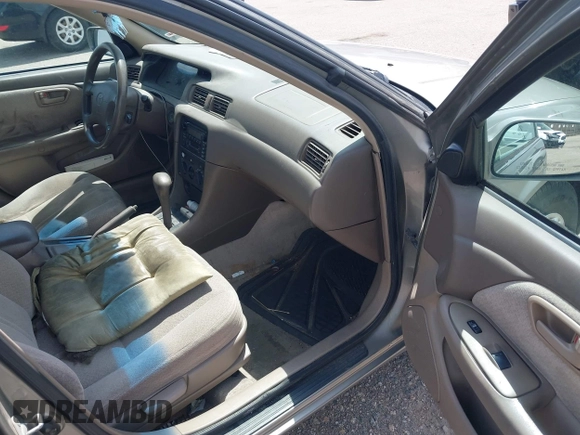 2000 Toyota Camry CE z VIN 4T1BG22K6YU682705, wystawiony jako IAAI lot #42080842 z przebiegiem 376 532 mil mil oraz . Historia ofert i sprzedaży dostępna na DreamBid. Obrazek 5.