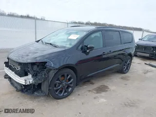 2020 Chrysler Pacifica Touring with VIN 2C4RC1FG8LR150537, listed as a IAAI auction lot 41704931 with 141,124 mi miles. Bid and sale history available at carsss.com. Image 20.