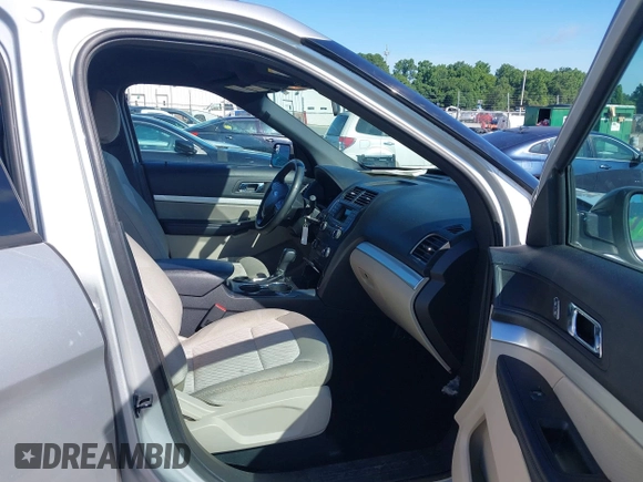 2019 Ford Explorer z VIN 1FM5K7B80KGA18578, wystawiony jako IAAI lot #42408067 z przebiegiem 124 938 mil mil oraz . Historia ofert i sprzedaży dostępna na DreamBid. Obrazek 5.