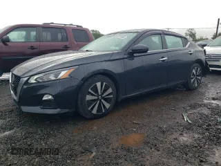 2022 Nissan Altima SV z VIN 1N4BL4DV8NN348514, wystawiony jako Copart lot #57831685 z przebiegiem 32 824 mil mil oraz Szkoda całkowita • Salvage title. Historia ofert i sprzedaży dostępna na DreamBid. Obrazek 1.