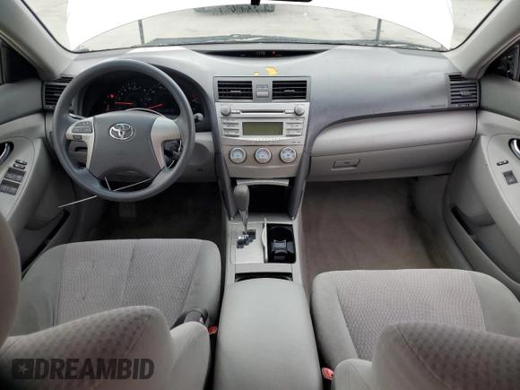 2010 Toyota Camry z VIN 4T1BF3EK2AU103008, wystawiony jako Copart lot #85611864 z przebiegiem 97 116 mil mil oraz Szkoda całkowita • Salvage title. Historia ofert i sprzedaży dostępna na DreamBid. Obrazek 8.
