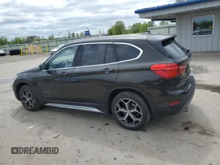 2018 BMW X1 xDrive28i z VIN WBXHT3C33J5F89718, wystawiony jako Copart lot #57726835 z przebiegiem 120 592 mil mil oraz Szkody całkowita. Historia ofert i sprzedaży dostępna na DreamBid. Obrazek 2.