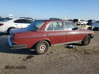 1983 Mercedes-Benz 300 D z VIN WDBAB33A8DB029422, wystawiony jako Copart lot #41494185 z przebiegiem 194 507 mil mil oraz Szkoda całkowita • Salvage title. Historia ofert i sprzedaży dostępna na DreamBid. Obrazek 3.