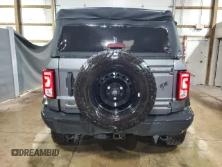 2021 Ford Bronco z VIN 1FMEE5DHXMLA92853, wystawiony jako Copart lot #51822135 z przebiegiem 34 894 mil mil oraz Szkoda całkowita • Salvage title. Historia ofert i sprzedaży dostępna na DreamBid. Obrazek 6.
