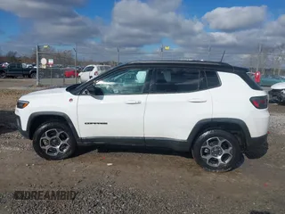 2022 Jeep Compass Trailhawk z VIN 3C4NJDDB7NT226018, wystawiony jako IAAI lot #40929794 z przebiegiem 25 702 mil mil oraz . Historia ofert i sprzedaży dostępna na DreamBid. Obrazek 14.