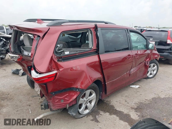 2018 Toyota Sienna LE Auto Access Seat с VIN 5TDKZ3DC8JS909056, выставлен на аукционе IAAI как лот 42362934 с пробегом 157 230 миль миль и . История ставок и продаж доступна на DreamBid. Изображение 4.