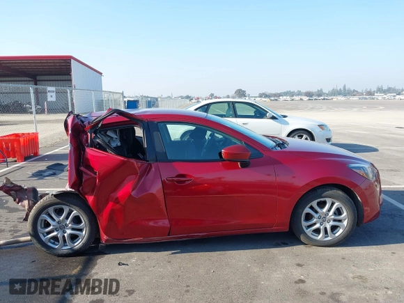 2016 Scion iA z VIN 3MYDLBZV8GY115501, wystawiony jako IAAI lot #40787802 z przebiegiem 184 833 mil mil oraz . Historia ofert i sprzedaży dostępna na DreamBid. Obrazek 14.