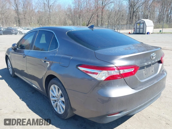 2019 Toyota Camry LE z VIN 4T1B11HK9KU245615, wystawiony jako IAAI lot #42066968 z przebiegiem 130 042 mil mil oraz . Historia ofert i sprzedaży dostępna na DreamBid. Obrazek 3.