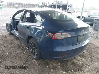 2023 Tesla Model 3 z VIN 5YJ3E1EA9PF566224, wystawiony jako IAAI lot #42292218 z przebiegiem 22 730 mil mil oraz . Historia ofert i sprzedaży dostępna na DreamBid. Obrazek 3.