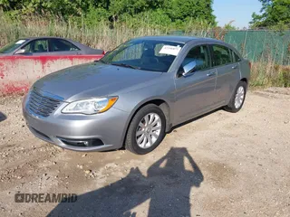 2014 Chrysler 200 Limited z VIN 1C3CCBCG3EN157576, wystawiony jako IAAI lot #42246877 z przebiegiem 148 144 mil mil oraz . Historia ofert i sprzedaży dostępna na DreamBid. Obrazek 2.
