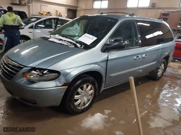 2006 Chrysler Town & Country LWB Touring with VIN 2A4GP54L86R647363, listed as a IAAI auction lot 41931149 with 229,395 mi miles. Bid and sale history available at carsss.com. Image 17.